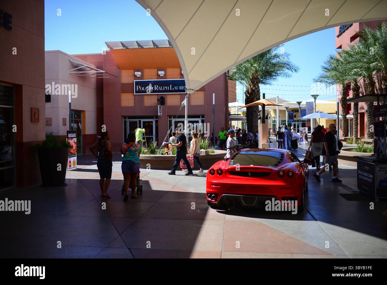 15. September 2016, Las Vegas, Nevada, Vereinigte Staaten: Las Vegas Premium Outlets North ist ein 540 000 Quadratmeter großes Einkaufszentrum in der Nähe der Innenstadt von Las Vegas (Kreditbild: © Nano Calvo/VW Pics Via ZUMA Press Wire) Stockfoto