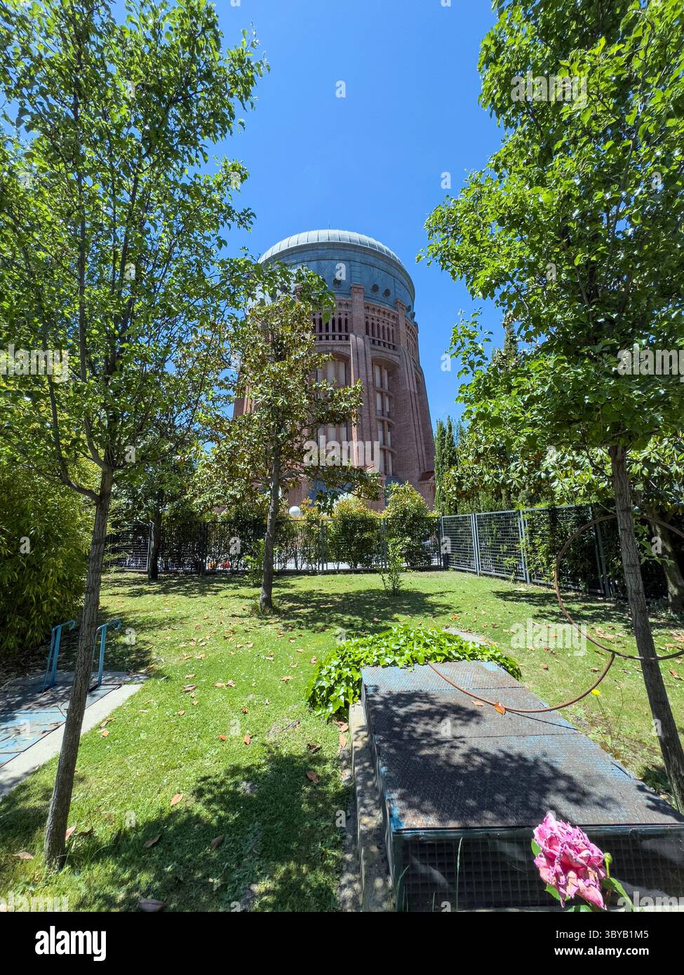 Erhöhter Wassertank, Canal de Isabel II, Wassergesellschaft in Santa Engracia, Madrid, Spanien Stockfoto