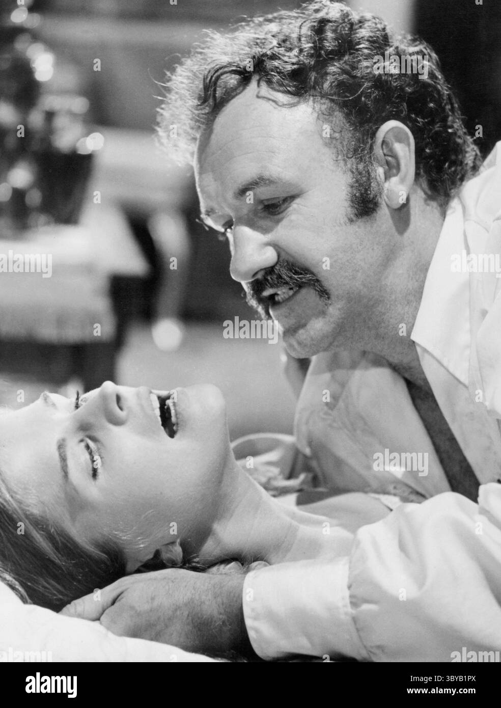 Brandt Ruger (GEN HACKMAN) ist ein reicher Viehzüchter. Er hat eine schlechte Beziehung zu seiner Frau Melissa (CANDICE BERGEN), die er wie einen Besitz behandelt. Während Brandt auf einer Jagd unterwegs ist, entführt Frank Calder (Oliver Reed), ein dreister Gesetzloser, Melissa und hält sie für Lösegeld. Frank behandelt Melissa jedoch besser als ihr eigener Mann, und schon bald beginnt sie, Gefühle für ihn zu entwickeln. Als Brandt zurückkehrt, ist er wütend und schwört, sich gewalttätig an Frank zu rächen. (Kreditbild: © JT Vintage via ZUMA Press Wire) Stockfoto