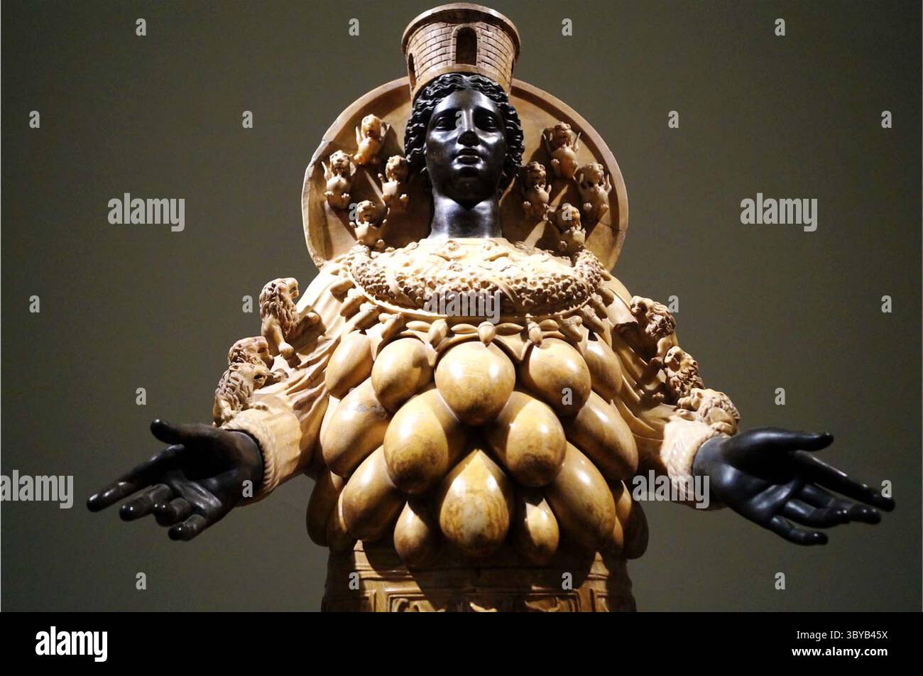 Die Farnese Artemis oder Artemis von Ephesus ist eine Skulptur der antiken Göttin Artemis von Ephesus aus dem 2. Jahrhundert. Es ist Teil der Farnese-Sammlung im Archäologischen Nationalmuseum in Neapel Stockfoto