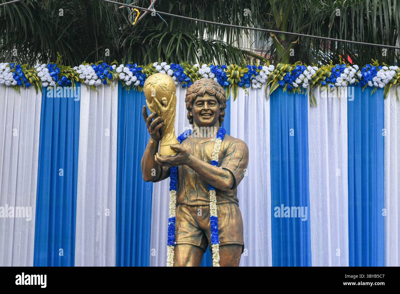26. November 2020, Kolkata, Indien: Ein Idol von Diego Maradona, bekleidet mit Blumen in argentinischer Farbe in Kalkutta. Mehrere Fans in Kalkutta organisierten am 25. November eine Gedenkfeier zu Ehren des Abgangs der argentinischen Fußballlegende Diego Maradona. Der 60-jährige Fußball-Superstar starb nach einem Herzstillstand in seinem Haus in Tigre, Argentinien. (Bild: © Debarchan Chatterjee/ZUMA Press Wire) Stockfoto