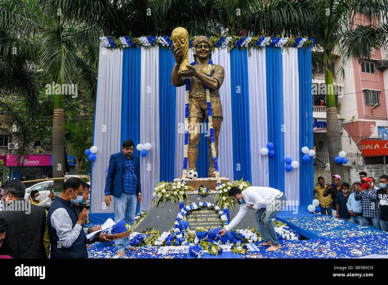 26. November 2020, Kolkata, Indien: Ein Idol von Diego Maradona, bekleidet mit Blumen in argentinischer Farbe in Kalkutta. Mehrere Fans in Kalkutta organisierten am 25. November eine Gedenkfeier zu Ehren des Abgangs der argentinischen Fußballlegende Diego Maradona. Der 60-jährige Fußball-Superstar starb nach einem Herzstillstand in seinem Haus in Tigre, Argentinien. (Bild: © Debarchan Chatterjee/ZUMA Press Wire) Stockfoto