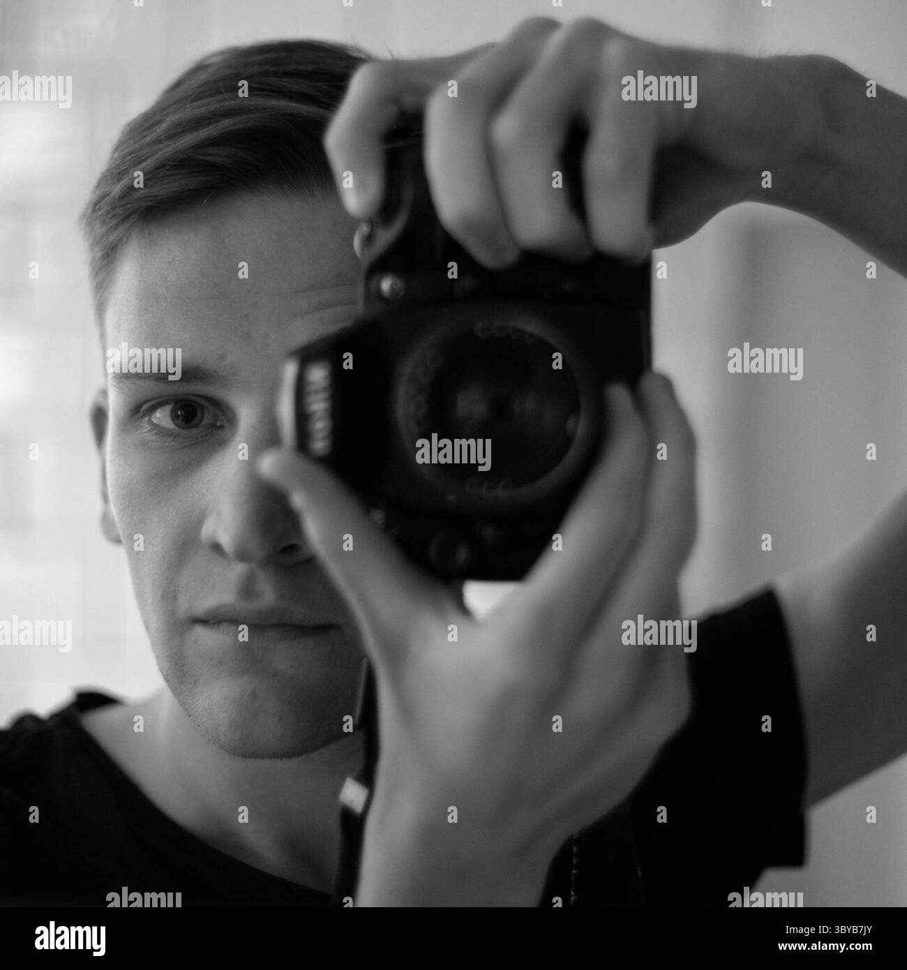 Danylo Antoniuk ist ein ukrainischer Fotojournalist und Vertragsfotograf bei ZUMA Press. Danylos Interesse am Fotojournalismus begann schon früh, als sein Vater Maksym in den 1990er Jahren als Fotojournalist eine Ukraine dokumentierte, die gerade ihre Unabhängigkeit von der Sowjetunion erlangte. Nach der russischen Invasion begann Danylo, die Folgen des Krieges in der Ukraine zu dokumentieren. Danylos Bilder werden weltweit über den ZUMA Press Wire Service veröffentlicht. Stockfoto