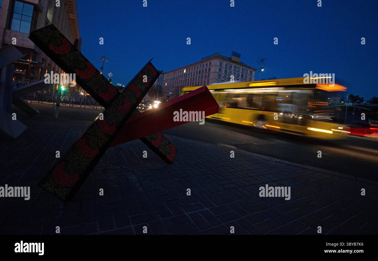 21. Oktober 2022, Kiew, Ukraine: Ein Bus fährt von einem 'tschechischen Igel' oder Panzerblocker in der Innenstadt von Kiew, da viele ukrainische Städte aufgrund russischer Angriffe auf das zivile Stromnetz den Stromverbrauch reduzieren mussten. (Bild: © Danylo Antoniuk/ZUMA Press Wire) Stockfoto