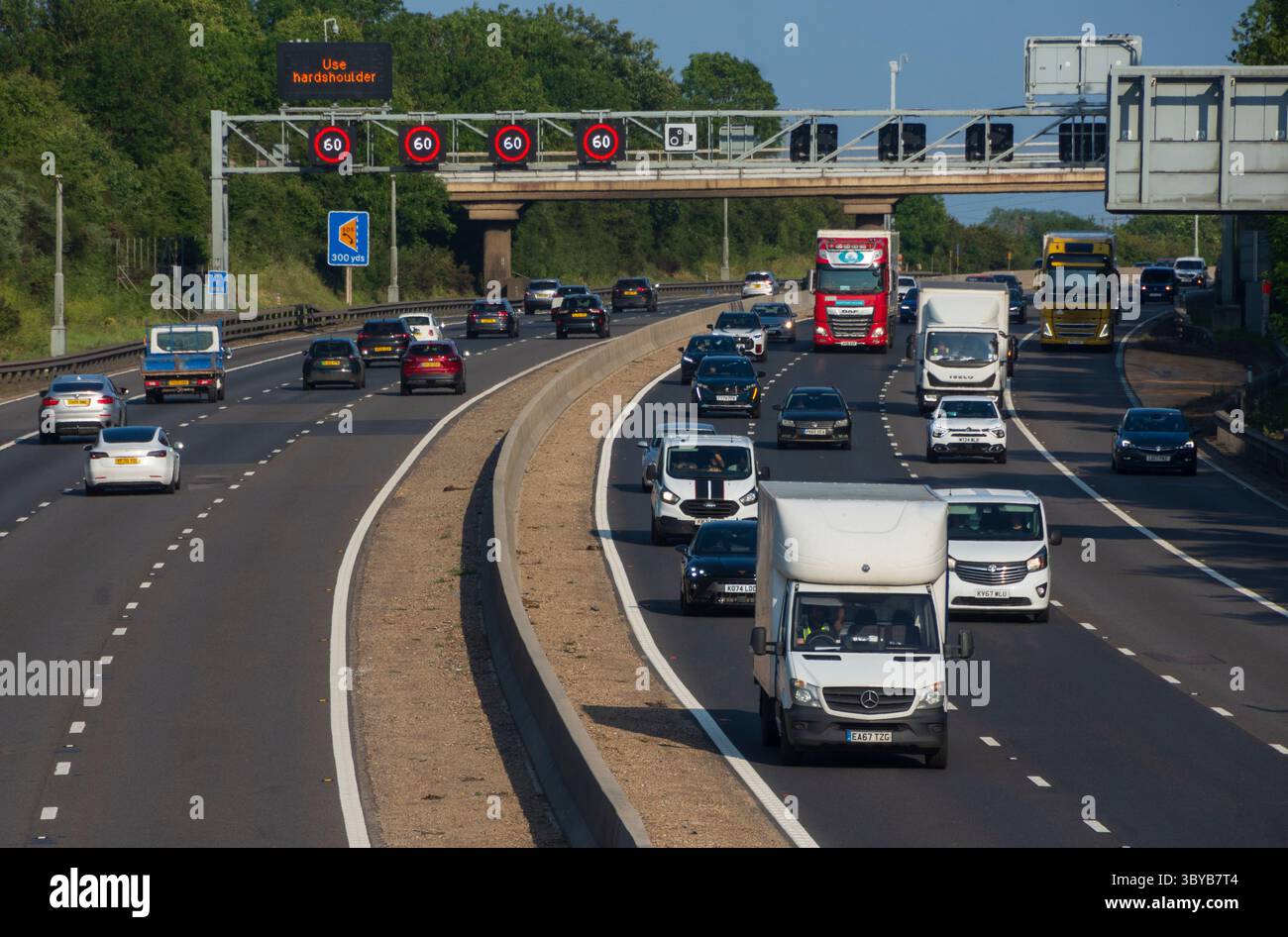 IN DER NÄHE von RIDGMONT, BEDFORDSHIRE, ENGLAND, Großbritannien - 10. Juni 2025 - Verkehr auf der Autobahn M1 „Smart“ in der Nähe von Ridgmont, Bedfordshire, England, Großbritannien. Intelligente Autobahnen Stockfoto