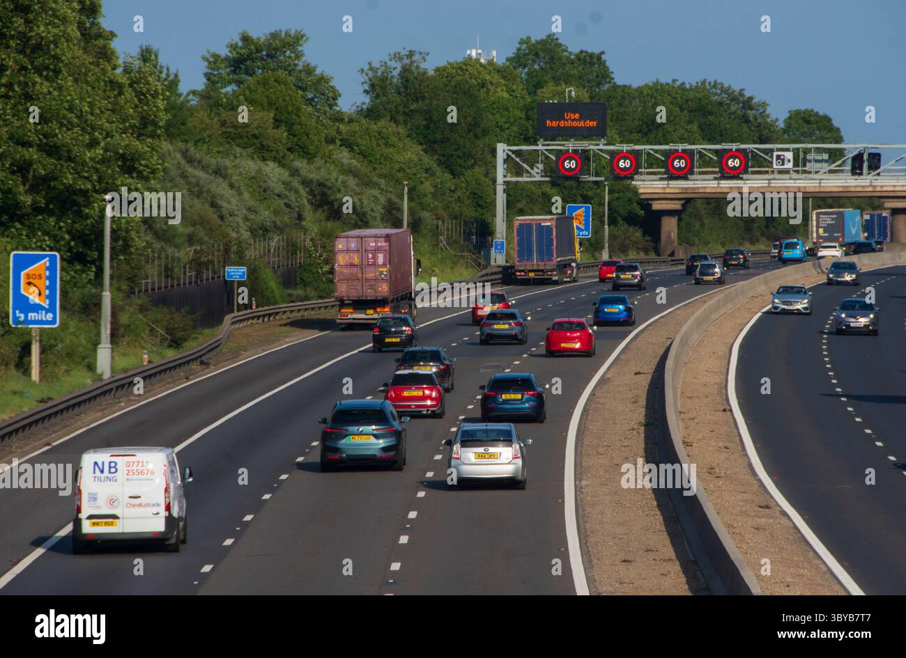 IN DER NÄHE von RIDGMONT, BEDFORDSHIRE, ENGLAND, Großbritannien - 10. Juni 2025 - Verkehr auf der Autobahn M1 „Smart“ in der Nähe von Ridgmont, Bedfordshire, England, Großbritannien. Intelligente Autobahnen Stockfoto