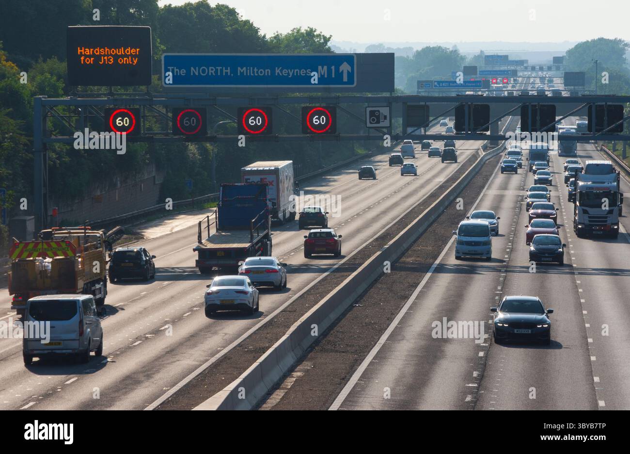 IN DER NÄHE von RIDGMONT, BEDFORDSHIRE, ENGLAND, Großbritannien - 10. Juni 2025 - Verkehr auf der Autobahn M1 „Smart“ in der Nähe von Ridgmont, Bedfordshire, England, Großbritannien. Intelligente Autobahnen Stockfoto