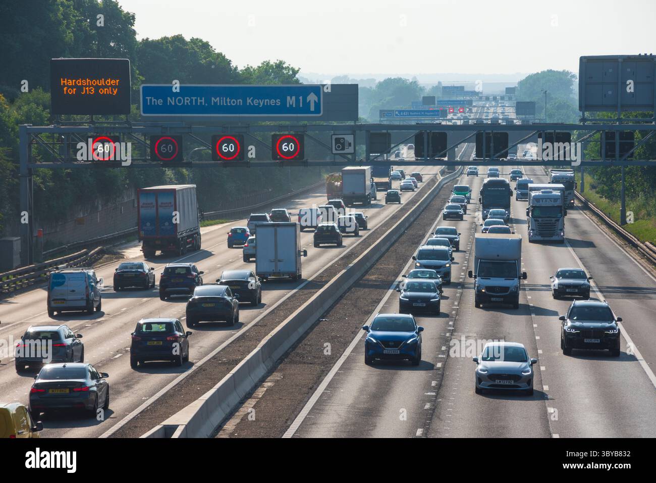 IN DER NÄHE von RIDGMONT, BEDFORDSHIRE, ENGLAND, Großbritannien - 10. Juni 2025 - Verkehr auf der Autobahn M1 „Smart“ in der Nähe von Ridgmont, Bedfordshire, England, Großbritannien. Intelligente Autobahnen Stockfoto