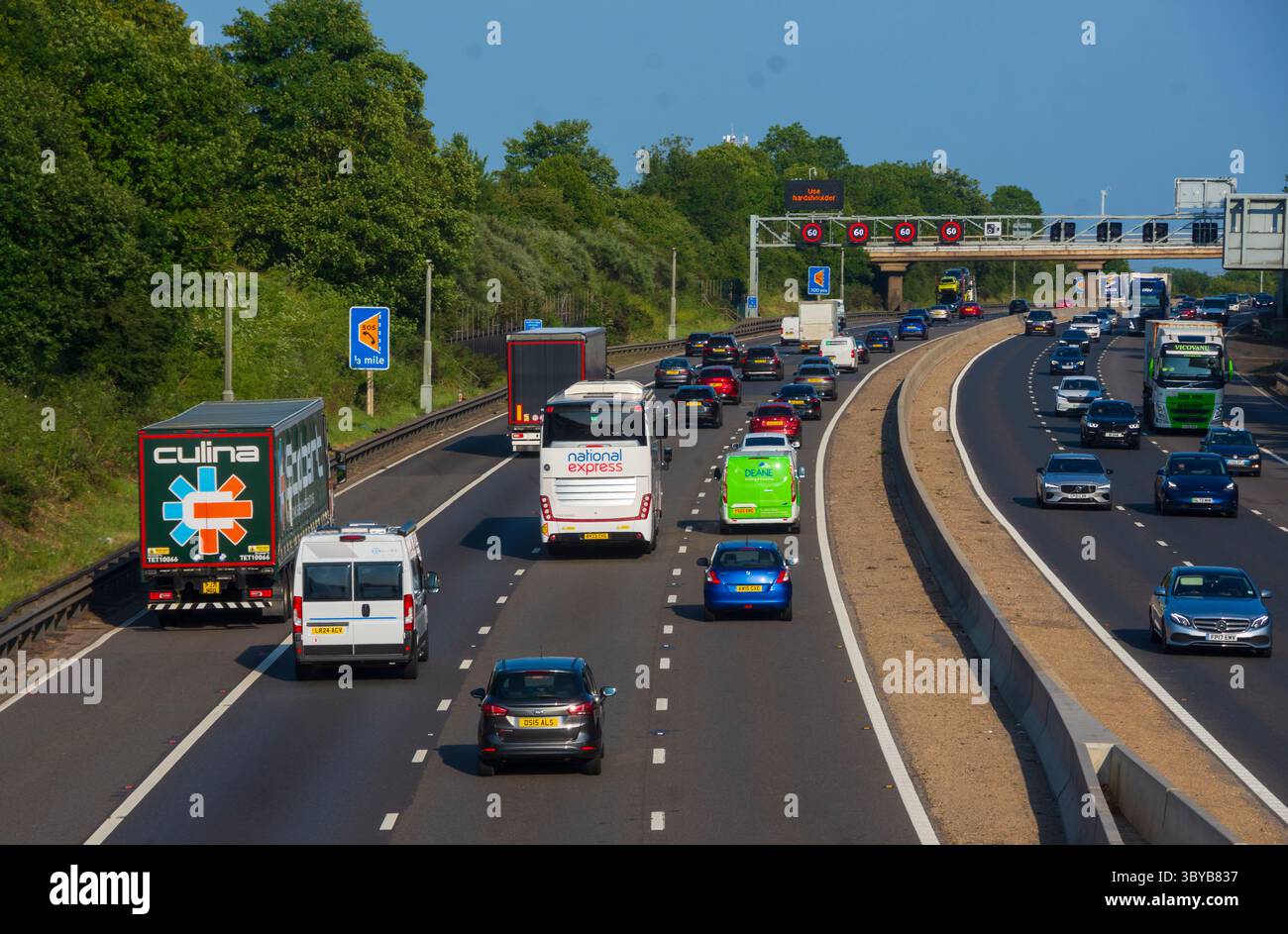 IN DER NÄHE von RIDGMONT, BEDFORDSHIRE, ENGLAND, Großbritannien - 10. Juni 2025 - Verkehr auf der Autobahn M1 „Smart“ in der Nähe von Ridgmont, Bedfordshire, England, Großbritannien. Intelligente Autobahnen Stockfoto