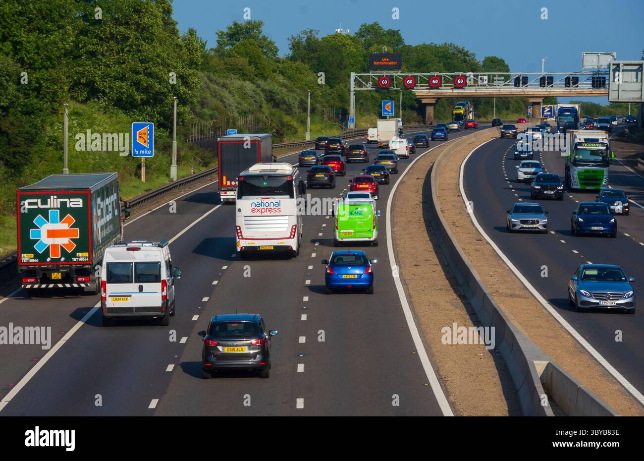 IN DER NÄHE von RIDGMONT, BEDFORDSHIRE, ENGLAND, Großbritannien - 10. Juni 2025 - Verkehr auf der Autobahn M1 „Smart“ in der Nähe von Ridgmont, Bedfordshire, England, Großbritannien. Intelligente Autobahnen Stockfoto