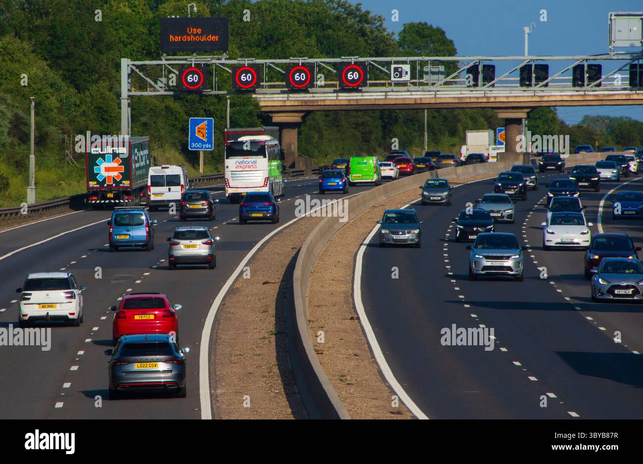 IN DER NÄHE von RIDGMONT, BEDFORDSHIRE, ENGLAND, Großbritannien - 10. Juni 2025 - Verkehr auf der Autobahn M1 „Smart“ in der Nähe von Ridgmont, Bedfordshire, England, Großbritannien. Intelligente Autobahnen Stockfoto