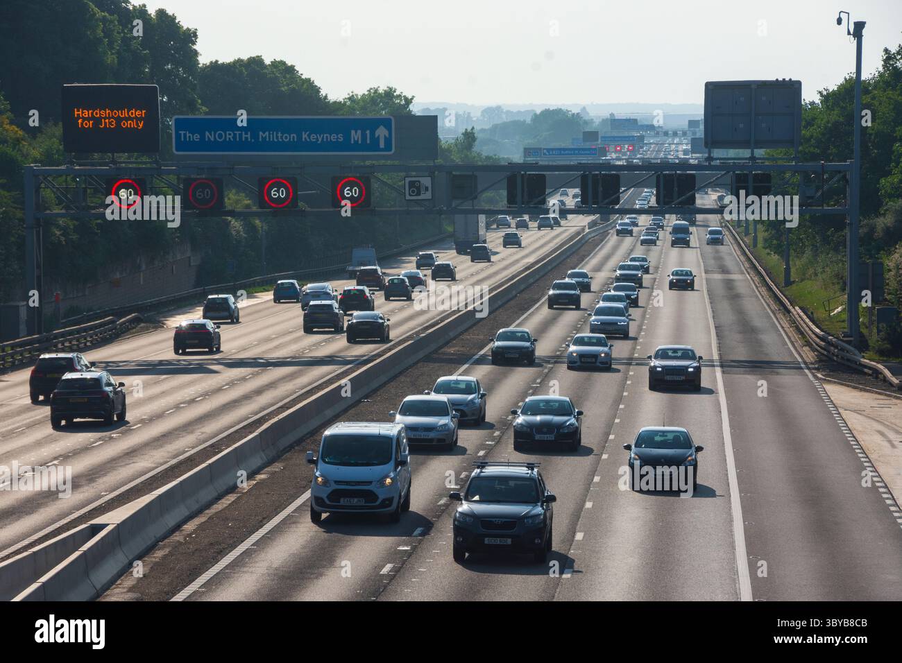 IN DER NÄHE von RIDGMONT, BEDFORDSHIRE, ENGLAND, Großbritannien - 10. Juni 2025 - Verkehr auf der Autobahn M1 „Smart“ in der Nähe von Ridgmont, Bedfordshire, England, Großbritannien. Intelligente Autobahnen Stockfoto