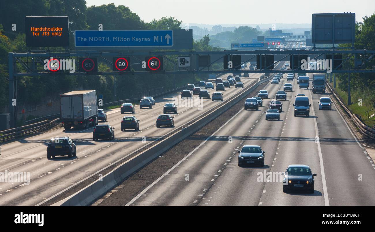 IN DER NÄHE von RIDGMONT, BEDFORDSHIRE, ENGLAND, Großbritannien - 10. Juni 2025 - Verkehr auf der Autobahn M1 „Smart“ in der Nähe von Ridgmont, Bedfordshire, England, Großbritannien. Intelligente Autobahnen Stockfoto