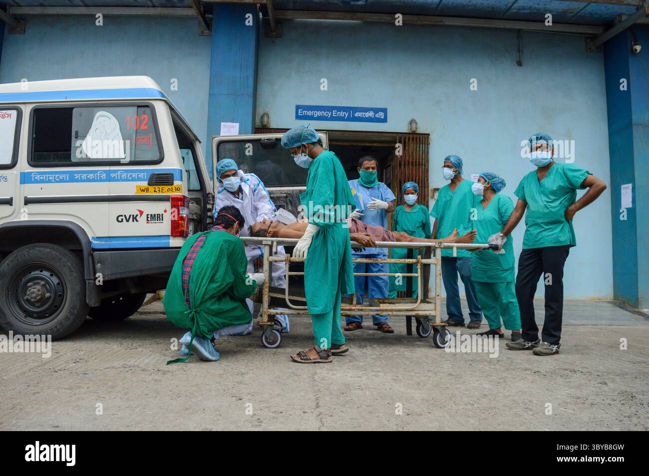 22. April 2021, Kolkata, Westbengalen, Indien: Ein kritischer Patient, der positiv auf COVID-19 getestet wurde, wird auf eine Intensivstation eines COVID-19-Krankenhauses in Kalkutta gebracht. Indien hat die höchste eintägige Zahl neuer COVID-19-Fälle weltweit verzeichnet – und die höchste Zahl an Todesfällen im Laufe von 24 Stunden. Es gibt fast 16 Millionen bestätigte Fälle, die nach den USA an zweiter Stelle stehen. Das Land hat mit einer zweiten Welle zu kämpfen, die mehr Angst vor seinem überforderten Gesundheitssystem weckt. (Bild: © Debarchan Chatterjee/ZUMA Press Wire) Stockfoto