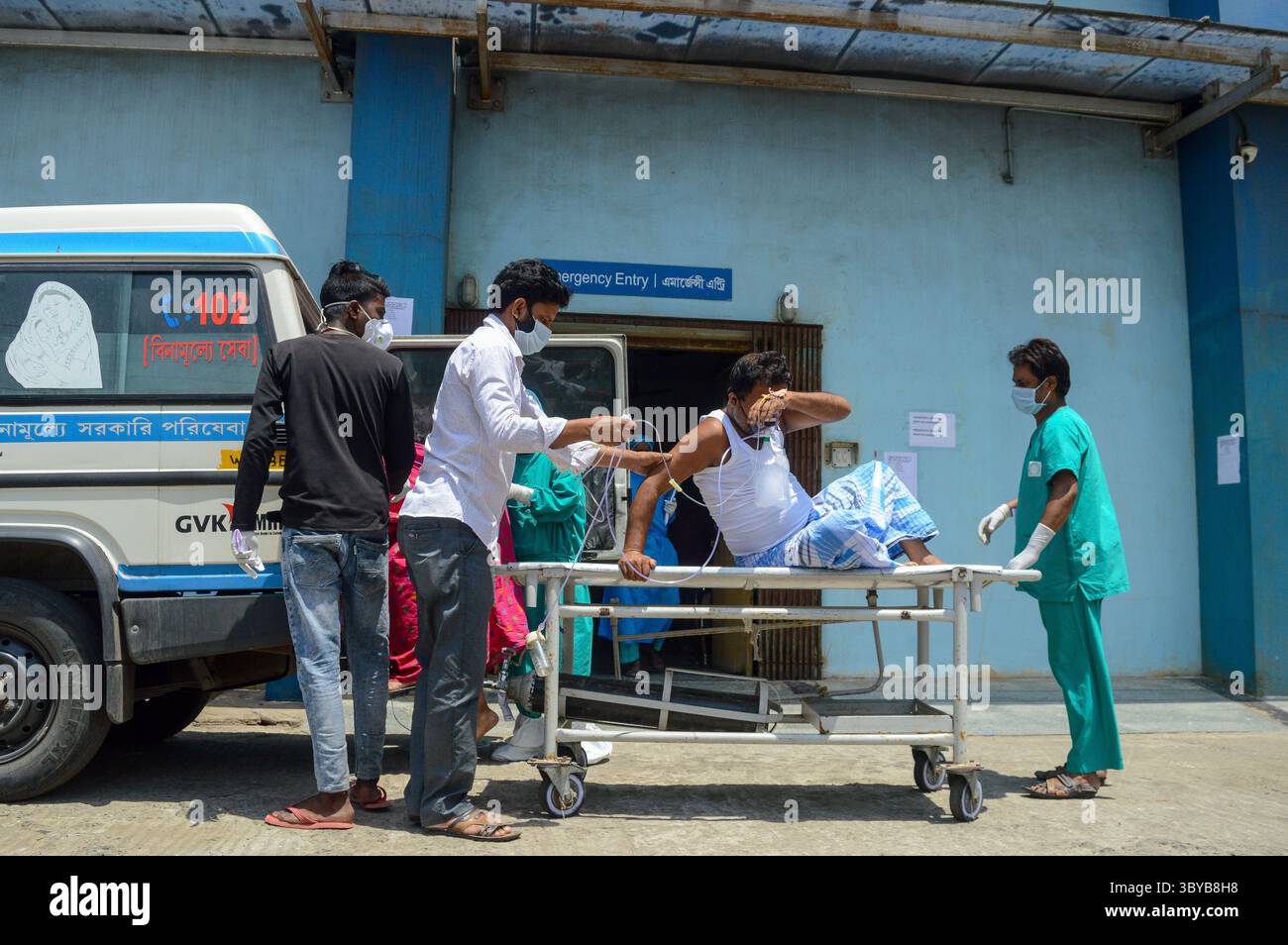 April 2021, Kolkata, Westbengalen, Indien: Ein Patient, der positiv auf COVID-19 getestet wurde, wird am 23. April 2021 in eine Intensivstation eines Krankenhauses in Kalkutta, Indien, gebracht. Indien brach am zweiten Tag in Folge den Rekord, an dem die höchste tägliche Fallzahl von COVID-19 weltweit verzeichnet wurde. Die tägliche Fallzählung überschritt über 3,3 Lakh-Fälle und über 2000 Todesfälle gestern, wie ein indischer Medienbericht zeigt. (Bild: © Debarchan Chatterjee/ZUMA Press Wire) Stockfoto