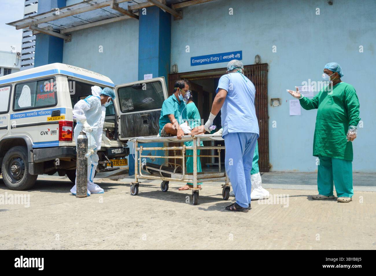 April 2021, Kolkata, Westbengalen, Indien: Ein Patient, der positiv auf COVID-19 getestet wurde, wird am 23. April 2021 in eine Intensivstation eines Krankenhauses in Kalkutta, Indien, gebracht. Indien brach am zweiten Tag in Folge den Rekord, an dem die höchste tägliche Fallzahl von COVID-19 weltweit verzeichnet wurde. Die tägliche Fallzählung überschritt über 3,3 Lakh-Fälle und über 2000 Todesfälle gestern, wie ein indischer Medienbericht zeigt. (Bild: © Debarchan Chatterjee/ZUMA Press Wire) Stockfoto