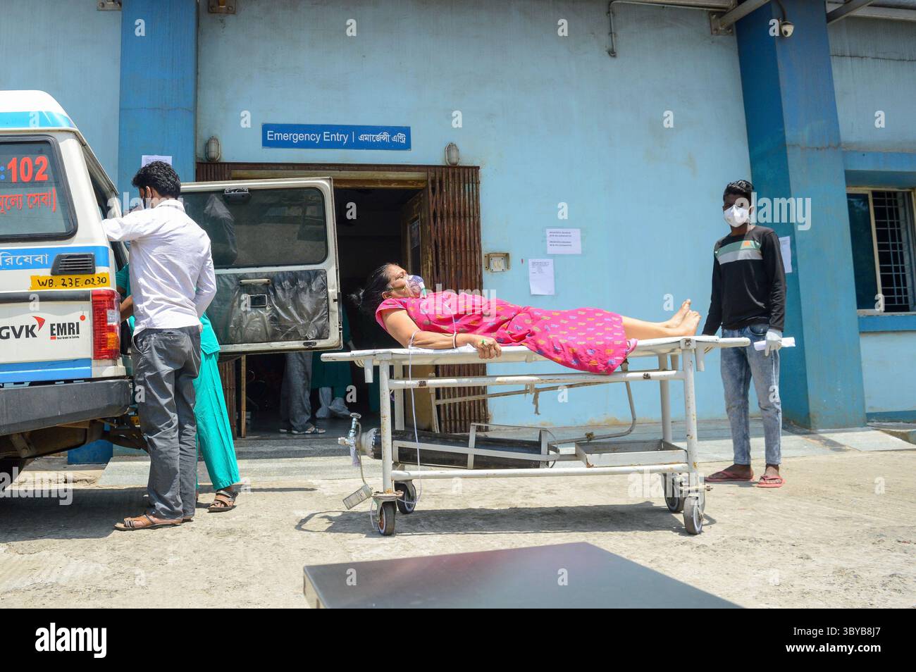 April 2021, Kolkata, Westbengalen, Indien: Ein Patient, der positiv auf COVID-19 getestet wurde, wird am 23. April 2021 in eine Intensivstation eines Krankenhauses in Kalkutta, Indien, gebracht. Indien brach am zweiten Tag in Folge den Rekord, an dem die höchste tägliche Fallzahl von COVID-19 weltweit verzeichnet wurde. Die tägliche Fallzählung überschritt über 3,3 Lakh-Fälle und über 2000 Todesfälle gestern, wie ein indischer Medienbericht zeigt. (Bild: © Debarchan Chatterjee/ZUMA Press Wire) Stockfoto