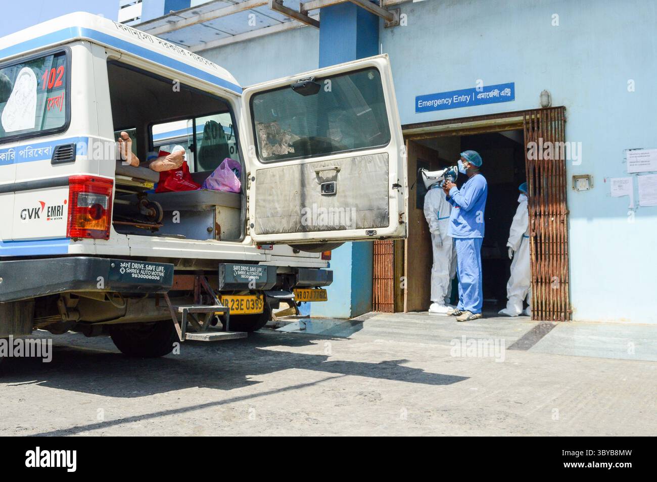 Mai 2021, Kolkata, Westbengalen, Indien: Gesundheitspersonal meldet mit einem Mikrofon wichtige Updates zu Patienten in einem COVID-19-Krankenhaus an, während ein anderer Patient am 20. Mai 2021 auf eine Intensivstation des Krankenhauses in Kalkutta, Indien, wartet (Credit Image: © Debarchan Chatterjee/ZUMA Press Wire) Stockfoto