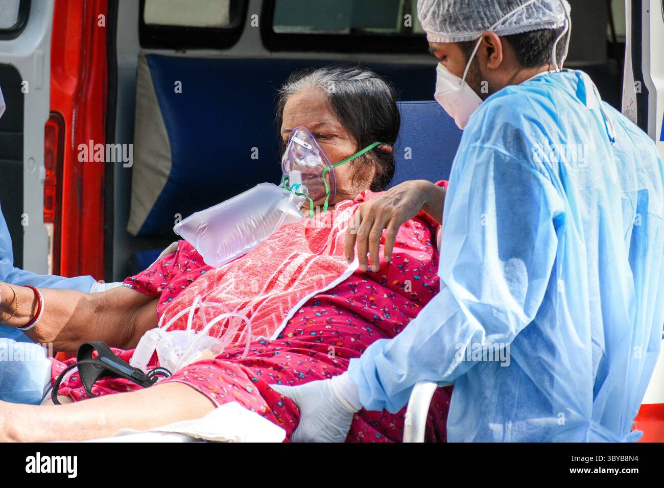 Mai 2021, Kolkata, Westbengalen, Indien: Ein Patient, der positiv auf COVID-19 getestet hat, wird am 20. Mai 2021 in eine Intensivstation eines Krankenhauses in Kalkutta, Indien, transportiert (Bild: © Debarchan Chatterjee/ZUMA Press Wire) Stockfoto