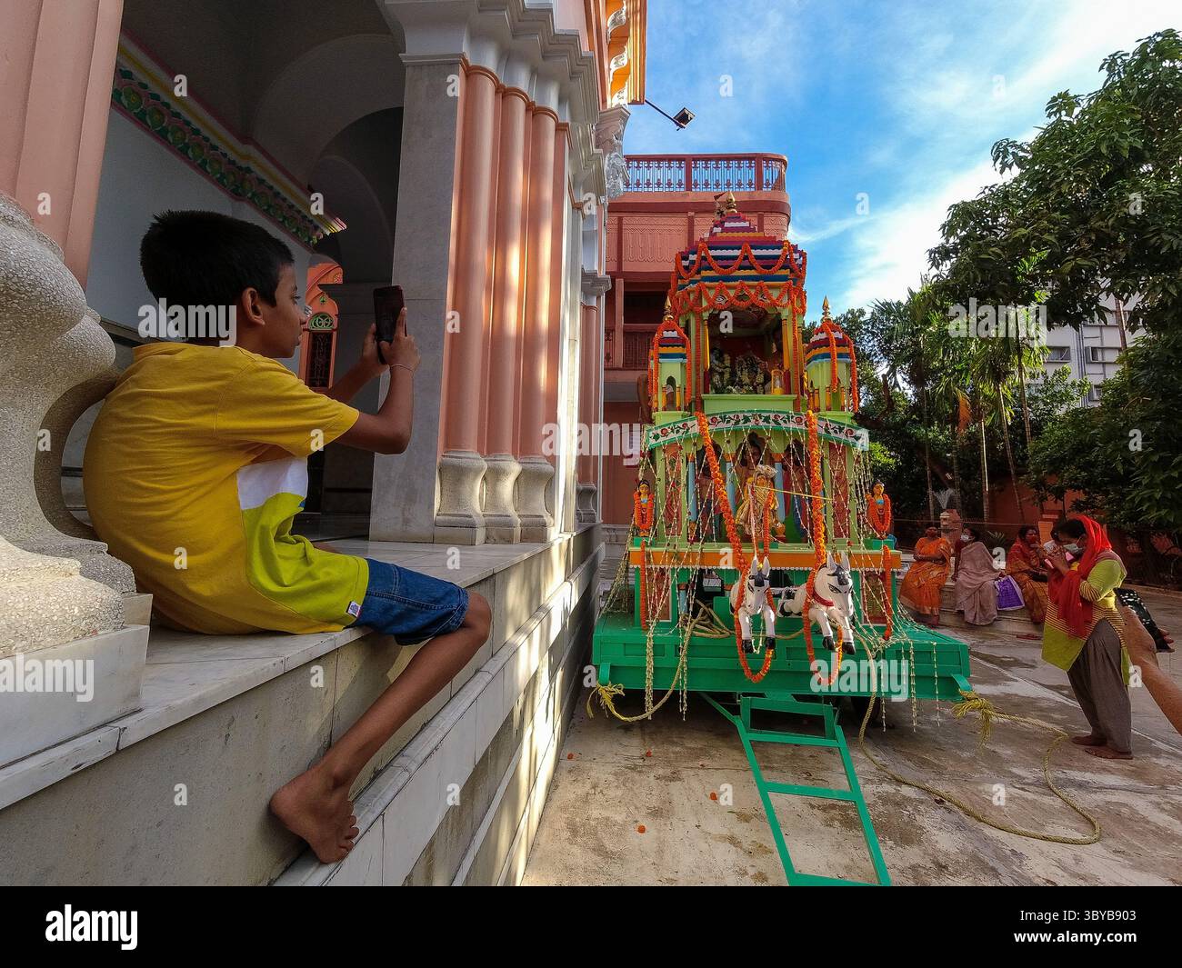12. Juli 2021, Kalkutta, Indien: A Little Kid fotografiert den Wagen von Lord Jaganath in einem Tempel in Kalkutta, Indien, am 12. Juli 2021 (Foto: © Debarchan Chatterjee/ZUMA Press Wire) Stockfoto