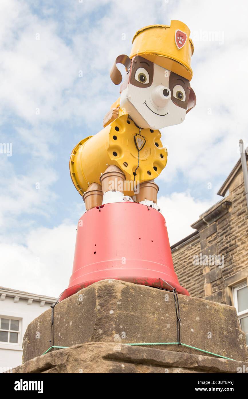 Settle Flowerpot Festival 2025 mit 'RUBBLE' einer englischen Bulldogge aus Paw Patrol, einer Zeichentrickserie Stockfoto