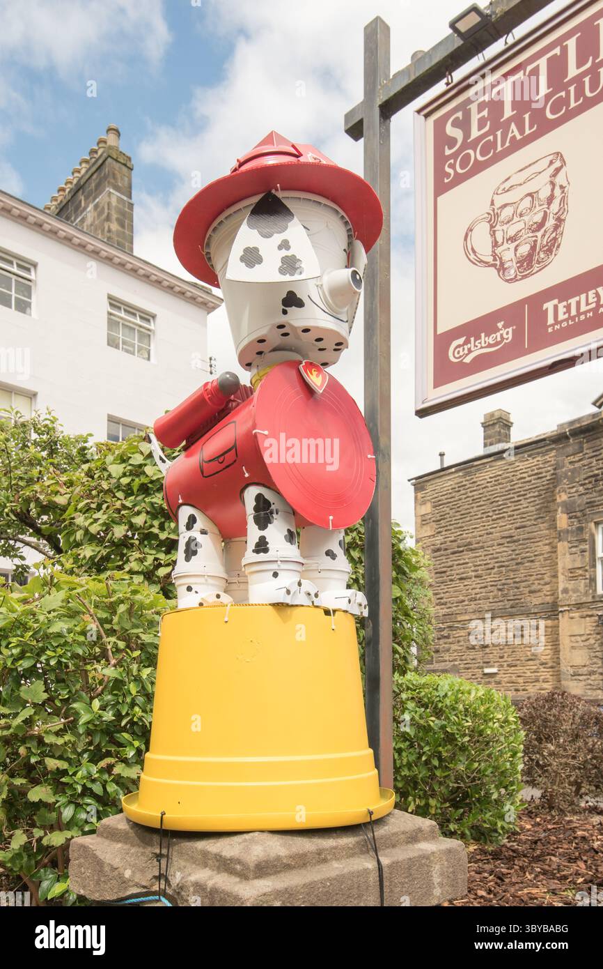 Settle Flowerpot Festival 2025 Marshall aus der Zeichentrickserie PAW Patrol, verkleidet als Feuerwehrmann. Stockfoto