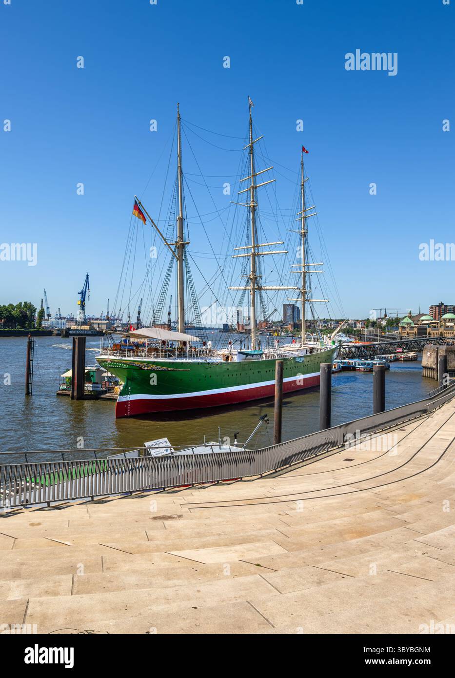 Hamburg - 1. Juli 2025: Rickmer Rickmers ist ein berühmtes Museumsschiff und bedeutendes maritimes Wahrzeichen. An einem Hamburger Hafen angedockt, mit einem Sto Stockfoto