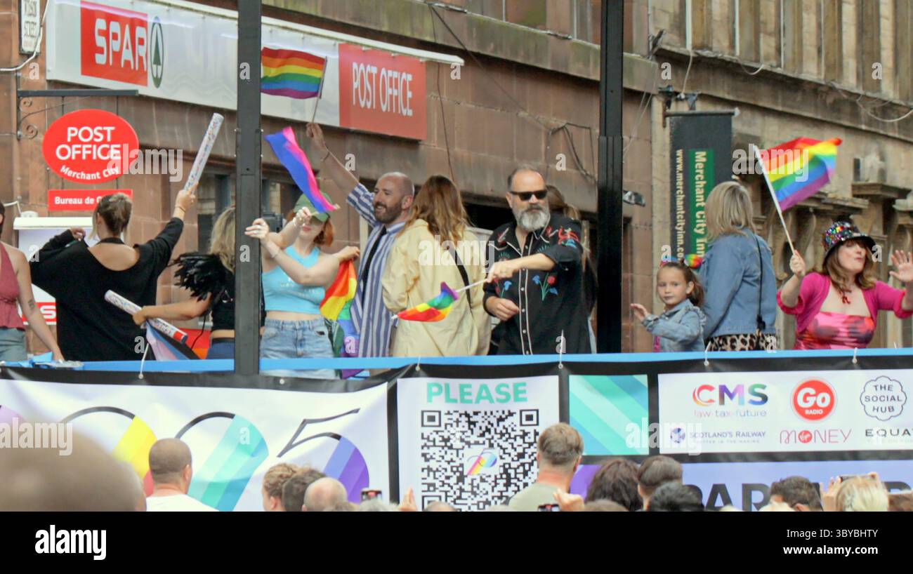 Glasgow, Schottland, Großbritannien. Juli 2025. Der bärtige Greg Hemphill, der noch immer Game Star, im stolzen Bus während des marsches vom kelvingrove Park. Credit Gerard Ferry /Alamy Live News Stockfoto