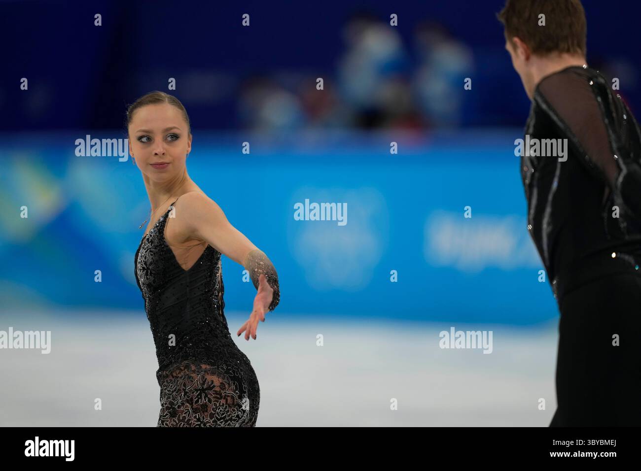 Peking, China, Olympische Winterspiele 2022, 18. Februar 2022: Aleksandra Boikova und Dmitrii Kozlovskii aus Russland beim Eiskunstlauf im Indoor-Stadion der Hauptstadt. Kim Price/CSM.(Bild: © Ulrik Pedersen/CSM via ZUMA Press Wire) Stockfoto