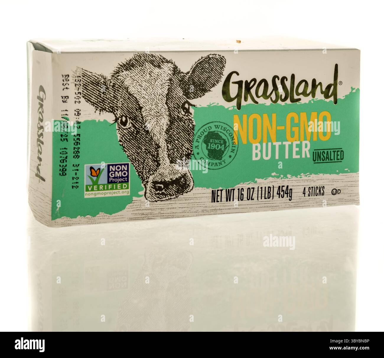 Winneconne, WI - 4. Juli 2025: Eine Packung Grünlandbutter auf isoliertem Hintergrund. Stockfoto