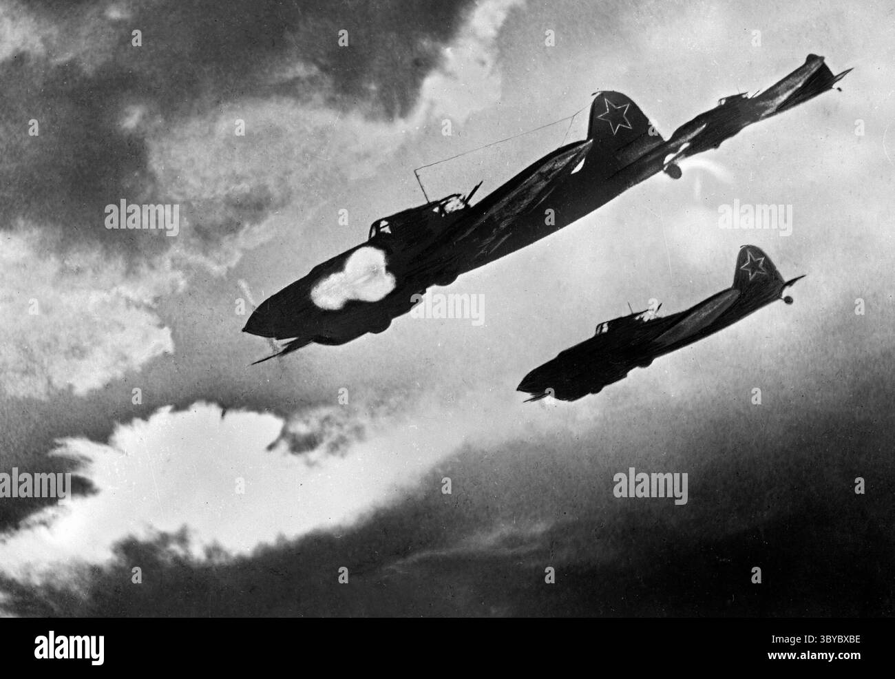 KURSKER BULGE, RUSSLAND - 1. Juli 1943 - sowjetische Kampfflugzeuge des Typs IL-2 greifen eine feindliche Formation am Himmel über der Kursker Bulge (Operation Zitadelle) an Stockfoto