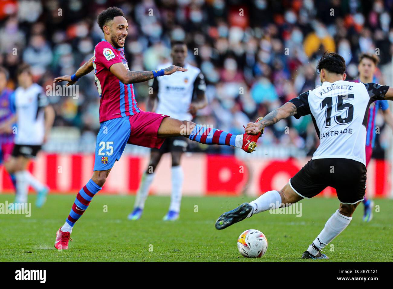 20. Februar 2022, VALENCIA, SPANIEN: Pierre Emerick Aubameyang vom FC Barcelona im Spiel der Santander League zwischen Valencia CF und FC Barcelona im Mestalla-Stadion am 20. Februar 2022 in Valencia. (Kreditbild: © Ivan Terron/AFP7 via ZUMA Press Wire) Stockfoto