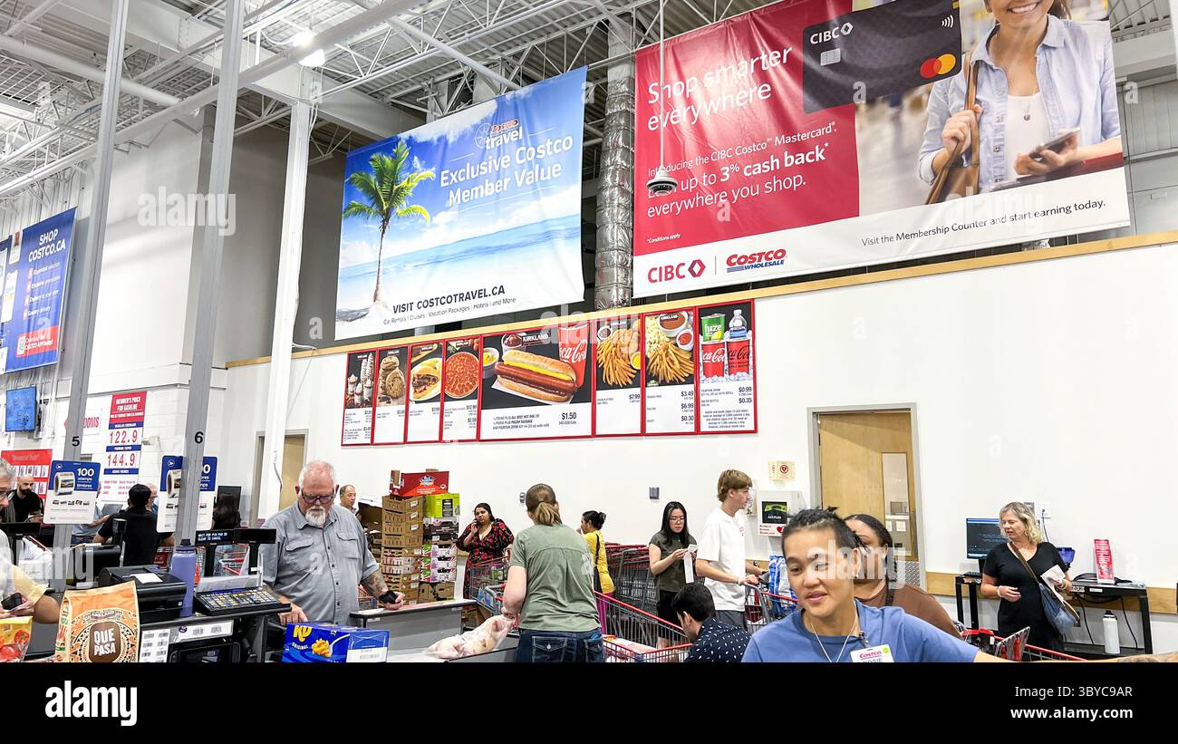 Ottawa, Kanada - 19. Juli 2025: Innenraum des Costco Food Court mit Coca-Cola Branding, Kunden, die in einer lebhaften Umgebung Mahlzeiten und Einkäufe genießen Stockfoto