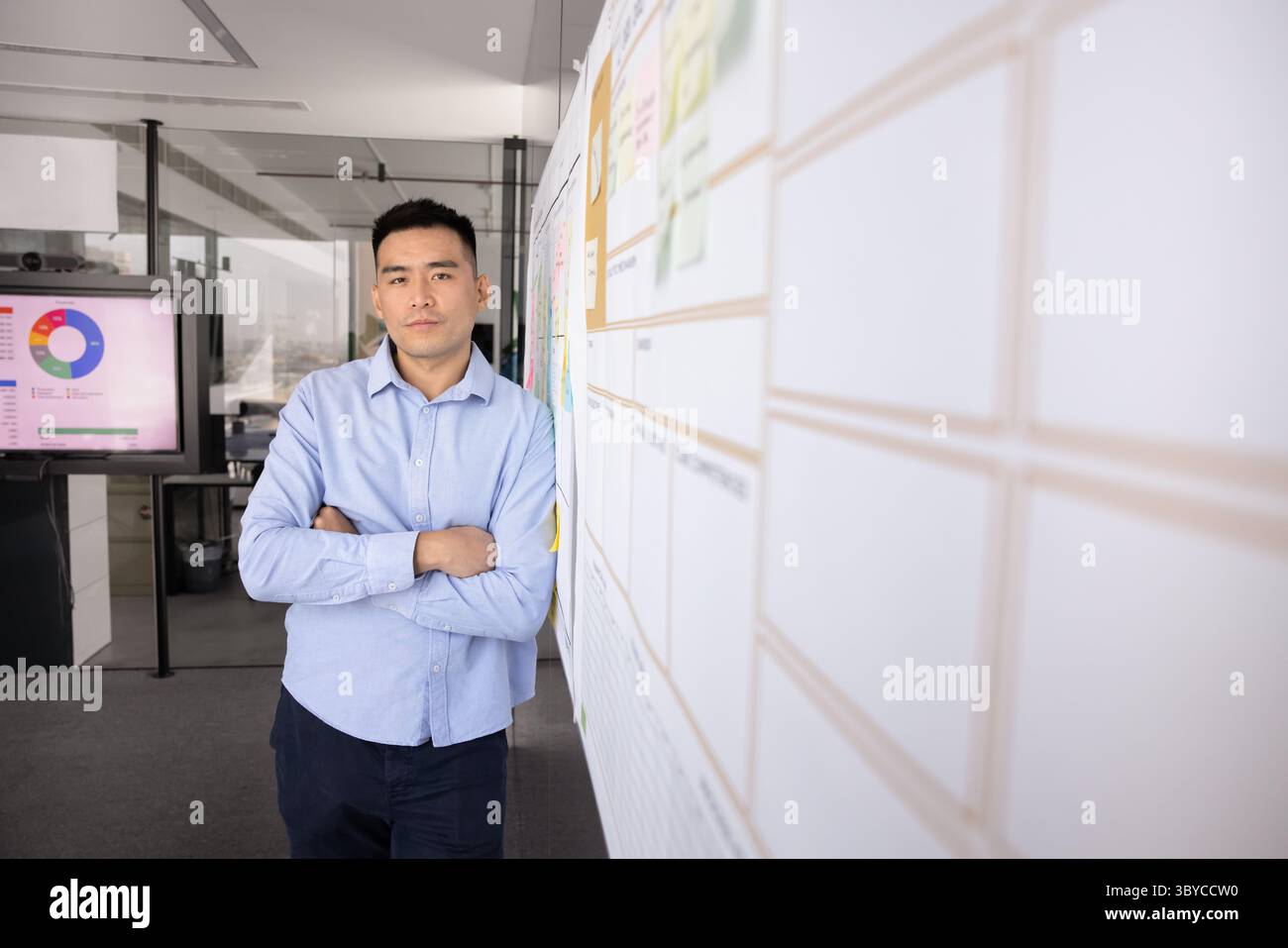 Firmenporträt eines jungen, selbstbewussten asiatischen Geschäftsmannes Stockfoto