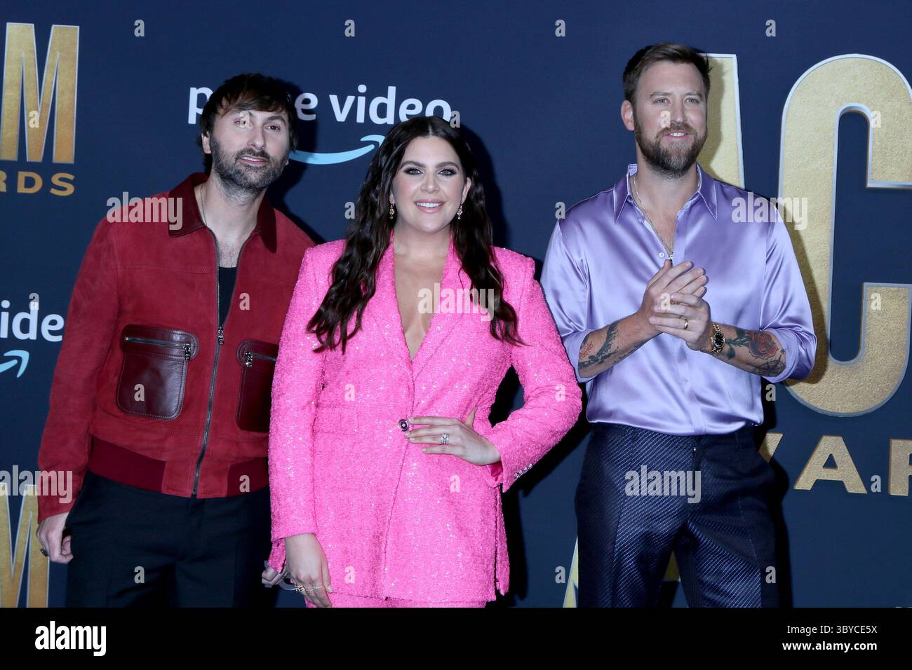 März 2022, Las Vegas, NV, USA: LAS VEGAS - 7. März: Dave Haywood, Hillary Scott, Charles Kelley, Lady A bei den Academy of Country Music Awards 2022 Ankunft im Allegient Stadium am 7. März 2022 in Las Vegas, NV (Credit Image: © Kathy Hutchins via ZUMA Press Wire) Stockfoto