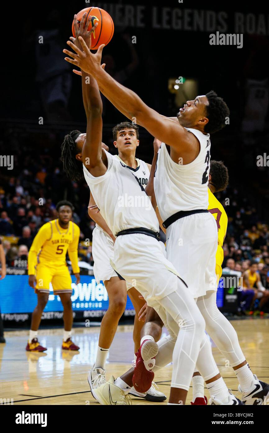 24. Februar 2022: Evan Battey (21) und Jabari Walker (12) kämpfen menÃ¢â‚¬â„¢im Coors Events Center in Boulder, CO. Um einen Rebound in der ersten Hälfte des Basketballspiels zwischen Colorado und Arizona State. Derek Regensburger/CSM.(Bild: © Derek Regensburger/CSM via ZUMA Press Wire) Stockfoto
