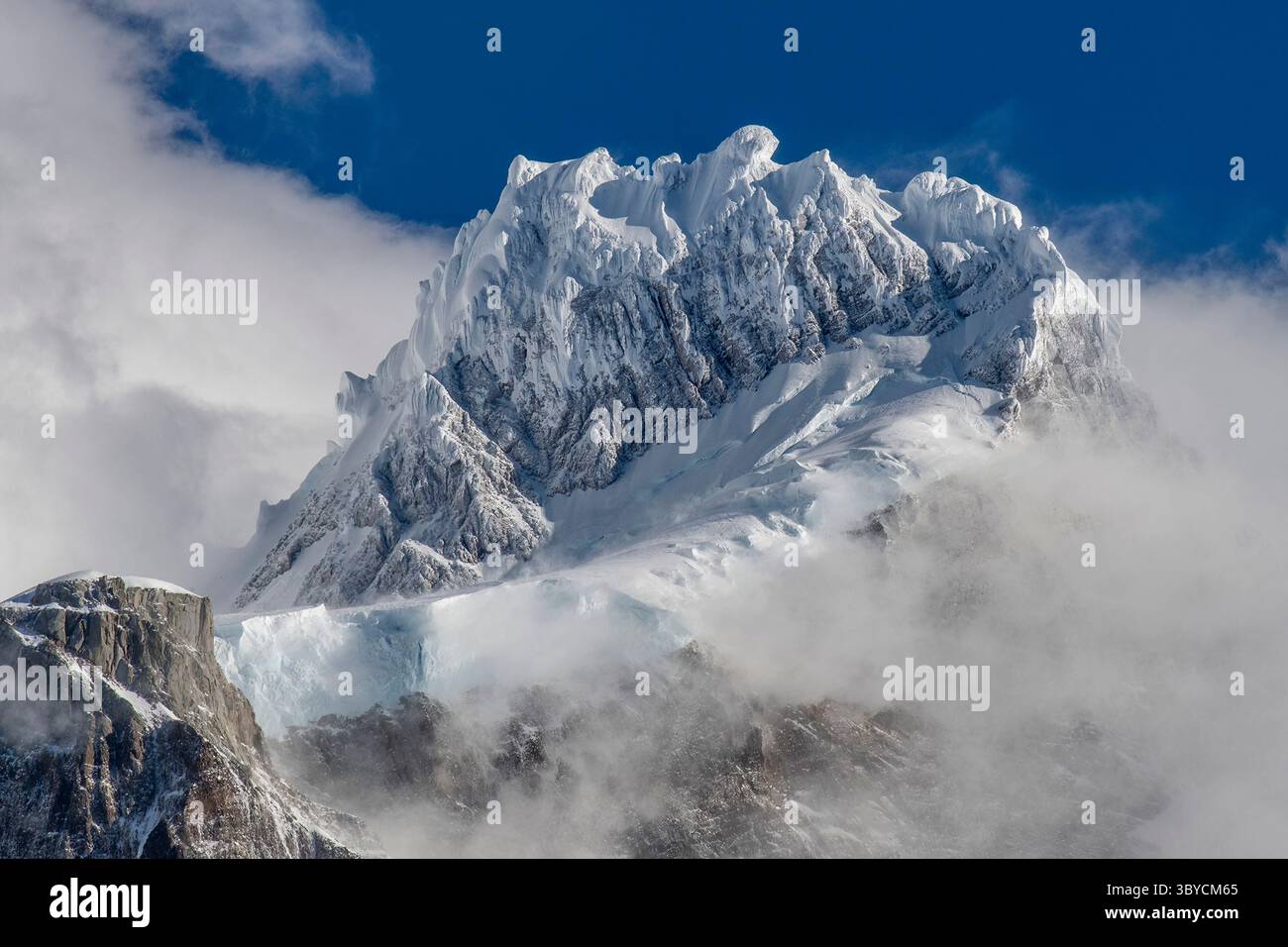 Nahaufnahme des schneebedeckten Gipfels Cerro Paine Grande der Cordillera Paine Berggruppe im Paine Massiv, Torres del Paine Nationalpark, Patagonien, Stockfoto