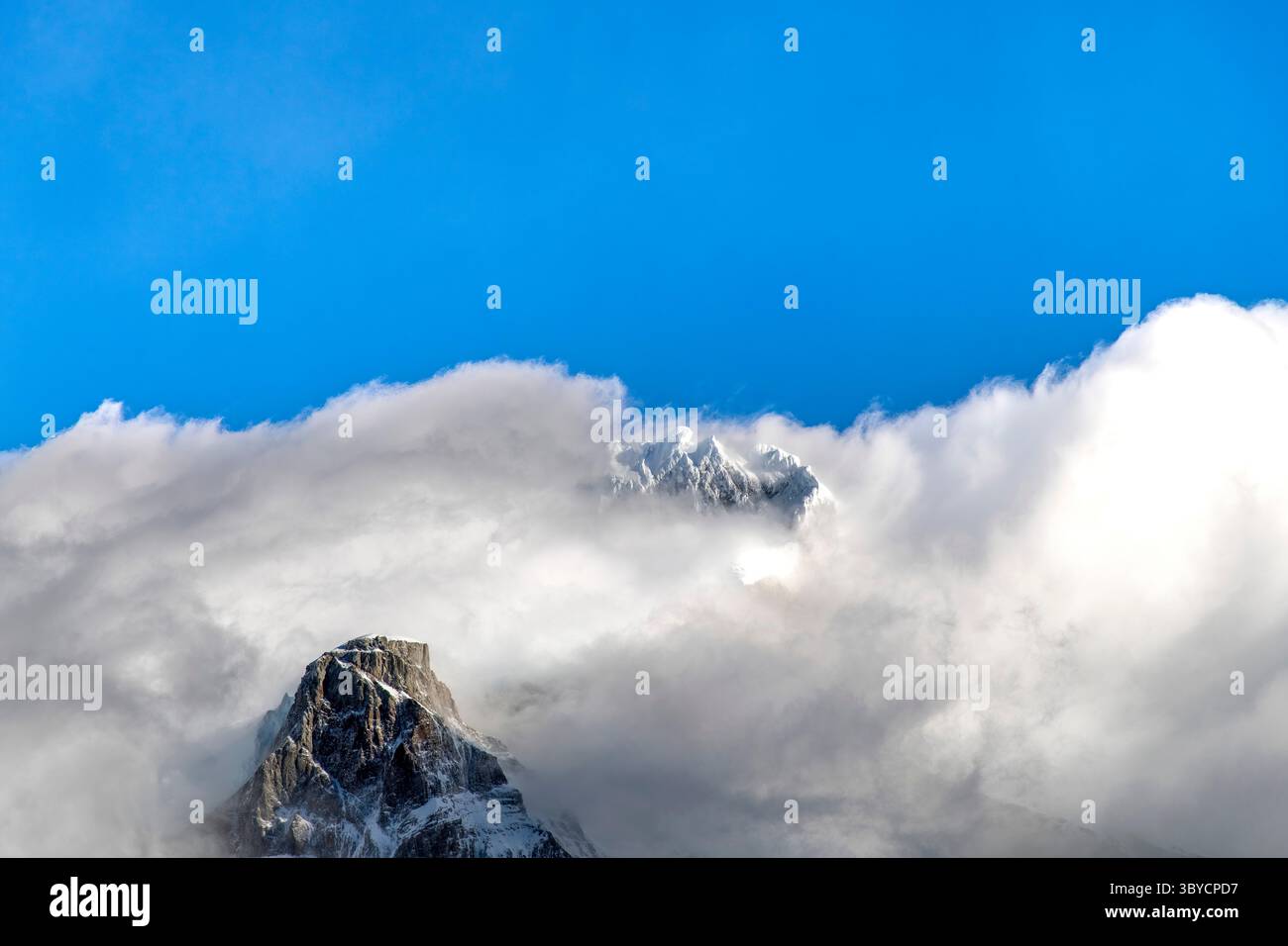 Nahaufnahme des schneebedeckten Gipfels Cerro Paine Grande der Cordillera Paine Berggruppe im Paine Massiv, Torres del Paine Nationalpark, Patagonien, Stockfoto