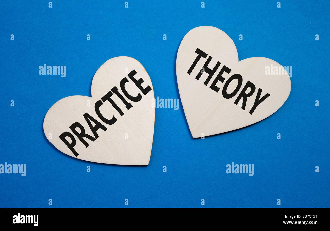Theorie- oder Praxissymbol. Konzeptwort Theorie oder Praxis auf hölzernen Herzen. Wunderschöner blauer Hintergrund. Business and Theory oder Practice Concept. Kopieren Stockfoto