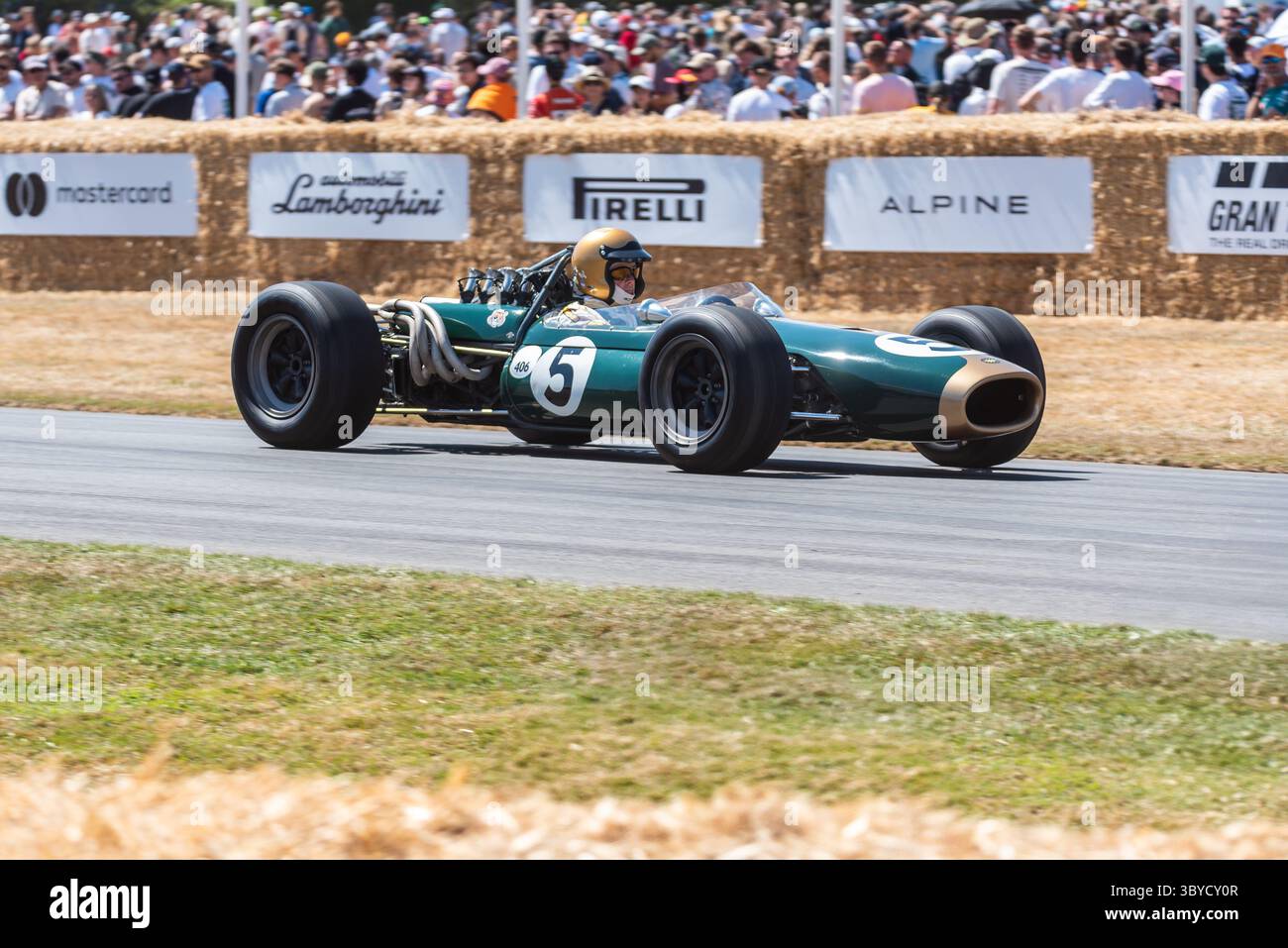 Brabham BT20 Formel-1-Rennwagen der 1960er Jahre, der beim Goodwood Festival of Speed 2025 Motorsport und Motorsport auf der Bergstrecke fährt Stockfoto