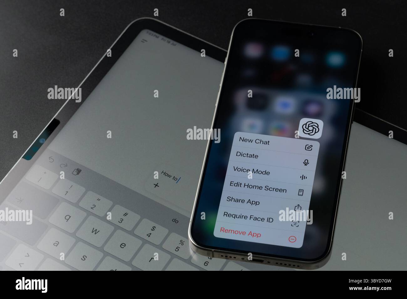 New York, USA – 18. Juli 2025: Entdecken Sie die ChatGpt-App auf dem Smartphone auf Tablet-Hintergrund Stockfoto