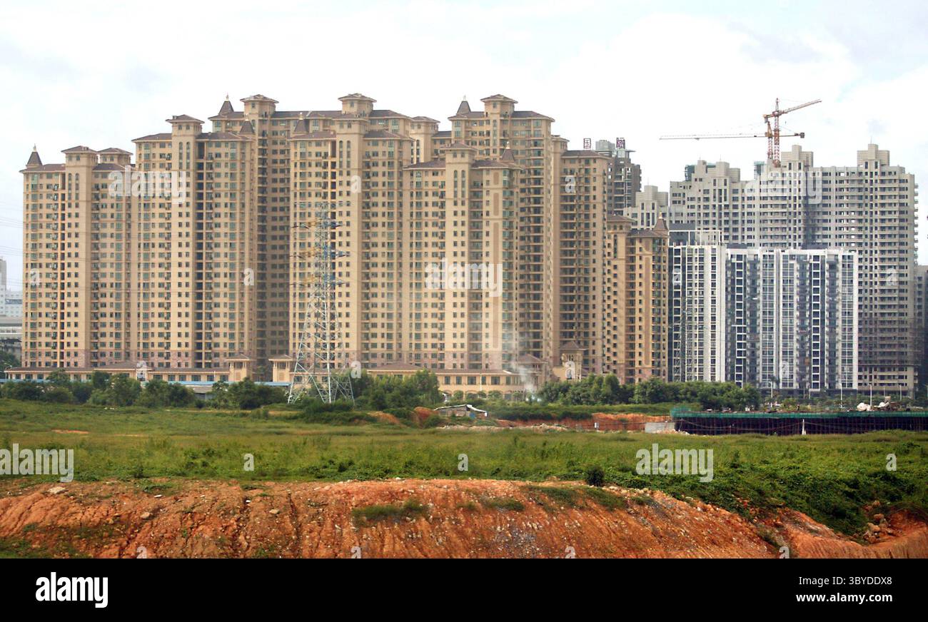 1. Juli 2009, NANNING, GUANGXI, CHINA: Ein neues, am 1. Juli 2009 nähert sich der Fertigstellung des massiven Wohnanwesens in Nanning, der Hauptstadt der Provinz Guangxi. China durchläuft derzeit die schnellste Urbanisierung, die die Welt je erlebt hat, und hat 221 Städte mit einer Bevölkerung von mehr als einer Million Menschen und hat die Probleme sowohl eines Entwicklungs- als auch eines Industrieländern. (Bild: © Stephen Shaver/ZUMA Press Wire) Stockfoto