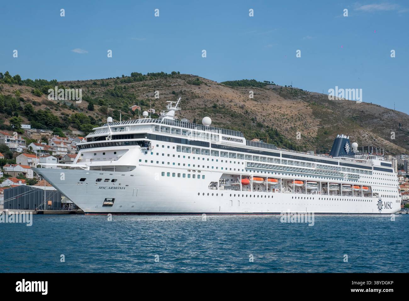 Dubrovnik, Kroatien - 21. August 2014: Das von MSC Cruises betriebene Kreuzfahrtschiff MSC Armonia liegt im Hafen von Dubrovnik an. Stockfoto