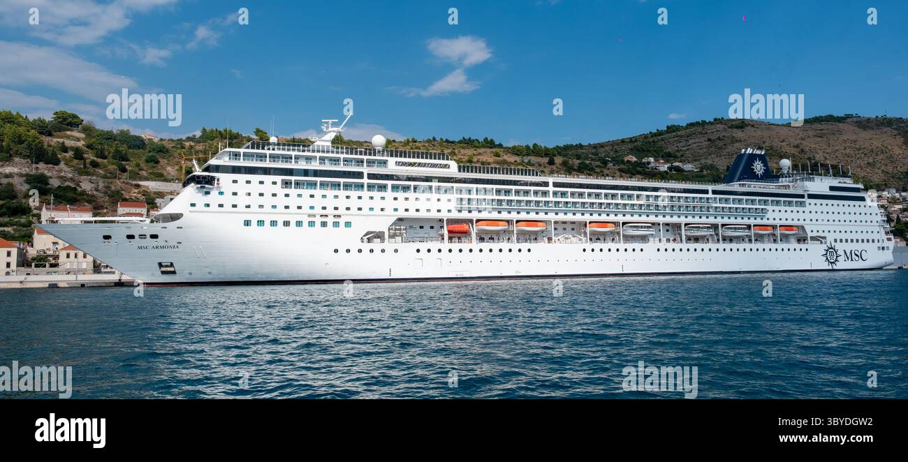 Dubrovnik, Kroatien - 21. August 2014: Das von MSC Cruises betriebene Kreuzfahrtschiff MSC Armonia liegt im Hafen von Dubrovnik an. Stockfoto