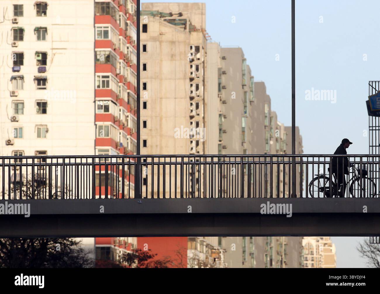 11. März 2011, PEKING, CHINA: Ein Chinese fährt mit dem Fahrrad an neuen Wohnsiedlungen in der Innenstadt von Peking vorbei am 11. März 2011. Nachdem die USA 2010 als größter Baumarkt überholt wurden, wird sich Chinas Bausektor bis 2020 auf 2,5 Billionen US-Dollar mehr als verdoppeln. (Bild: © Stephen Shaver/ZUMA Press Wire) Stockfoto