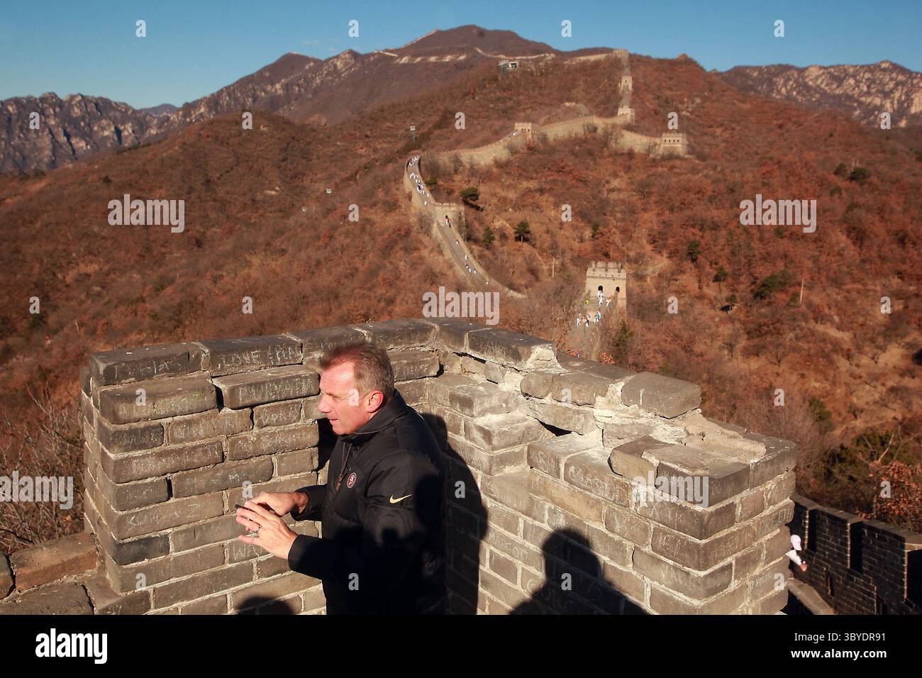 18. November 2013, PEKING, CHINA: San Francisco 49ers Great und NFL Hall of Fame Quarterback Joe Montana besuchen am 18. November 2013 die Chinesische Mauer außerhalb Pekings. Montana ist als NFL-Botschafter auf einer fünftägigen, dreitägigen Reise nach China, um American Football im Land zu fördern. (Bild: © Stephen Shaver/ZUMA Press Wire) Stockfoto