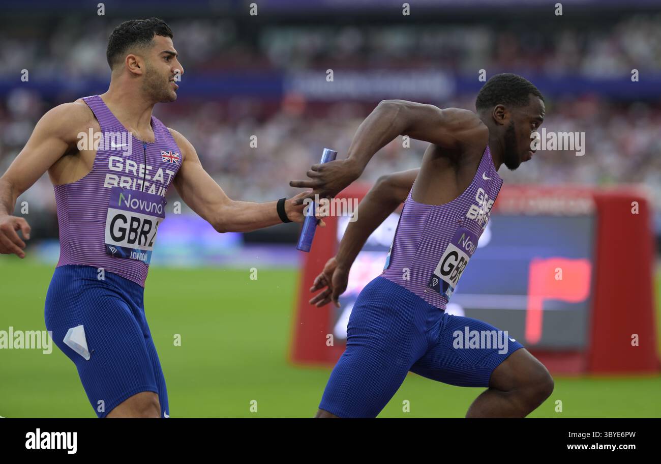 London, Großbritannien. Juli 2025. Adam Gemili aus Großbritannien übergibt Teamkollege Teddy Wilson während der 100-Meter-Staffel der Männer beim Diamond League Novuna London Athletics Meet. Credit: Eklektizismus Credit: Nigel Bramley/Alamy Live News Credit: Nigel Bramley/Alamy Live News Stockfoto