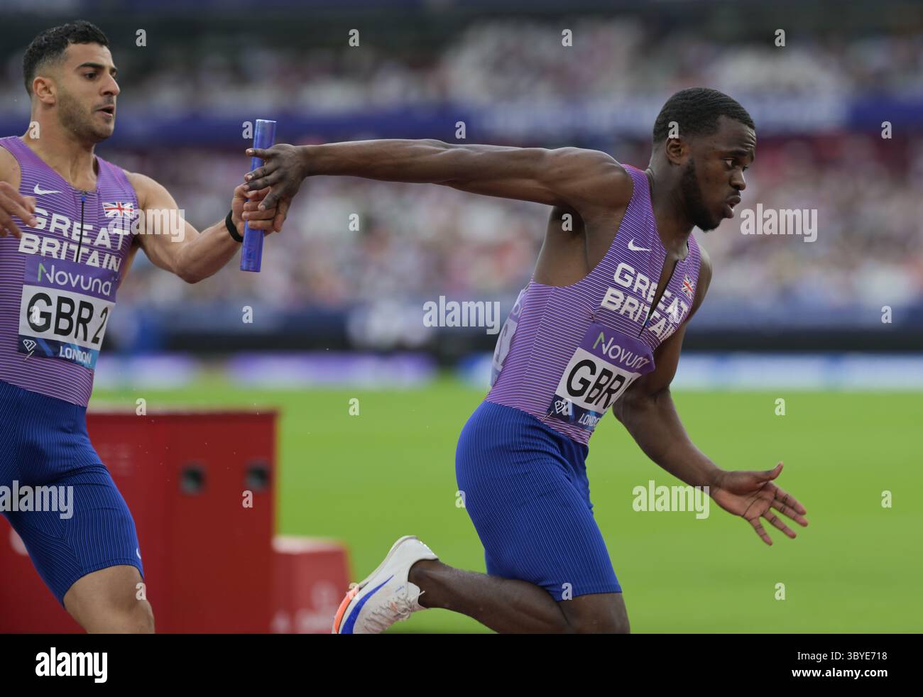 London, Großbritannien. Juli 2025. Adam Gemili aus Großbritannien übergibt Teamkollege Teddy Wilson während der 100-Meter-Staffel der Männer beim Diamond League Novuna London Athletics Meet. Credit: Eklektizismus Credit: Nigel Bramley/Alamy Live News Credit: Nigel Bramley/Alamy Live News Stockfoto