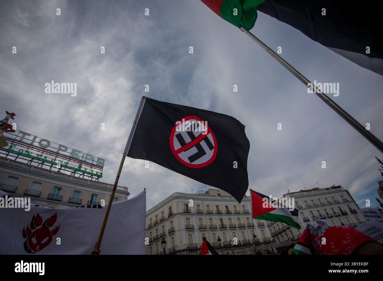 Madrid, Spanien. Juli 2025. Demonstration gegen Fremdenfeindlichkeit in Madrid. Mehrere antirassistische Organisationen organisierten die Kundgebung unter dem Motto „gegen rassistischen Terrorismus, antirassistische Gemeinschaft“, um ihre Ablehnung der anhaltenden Verfolgung von Migranten in der Gemeinde Murcia in Torre Pacheco zu demonstrieren. Quelle: D. Canales Carvajal/Alamy Live News Stockfoto