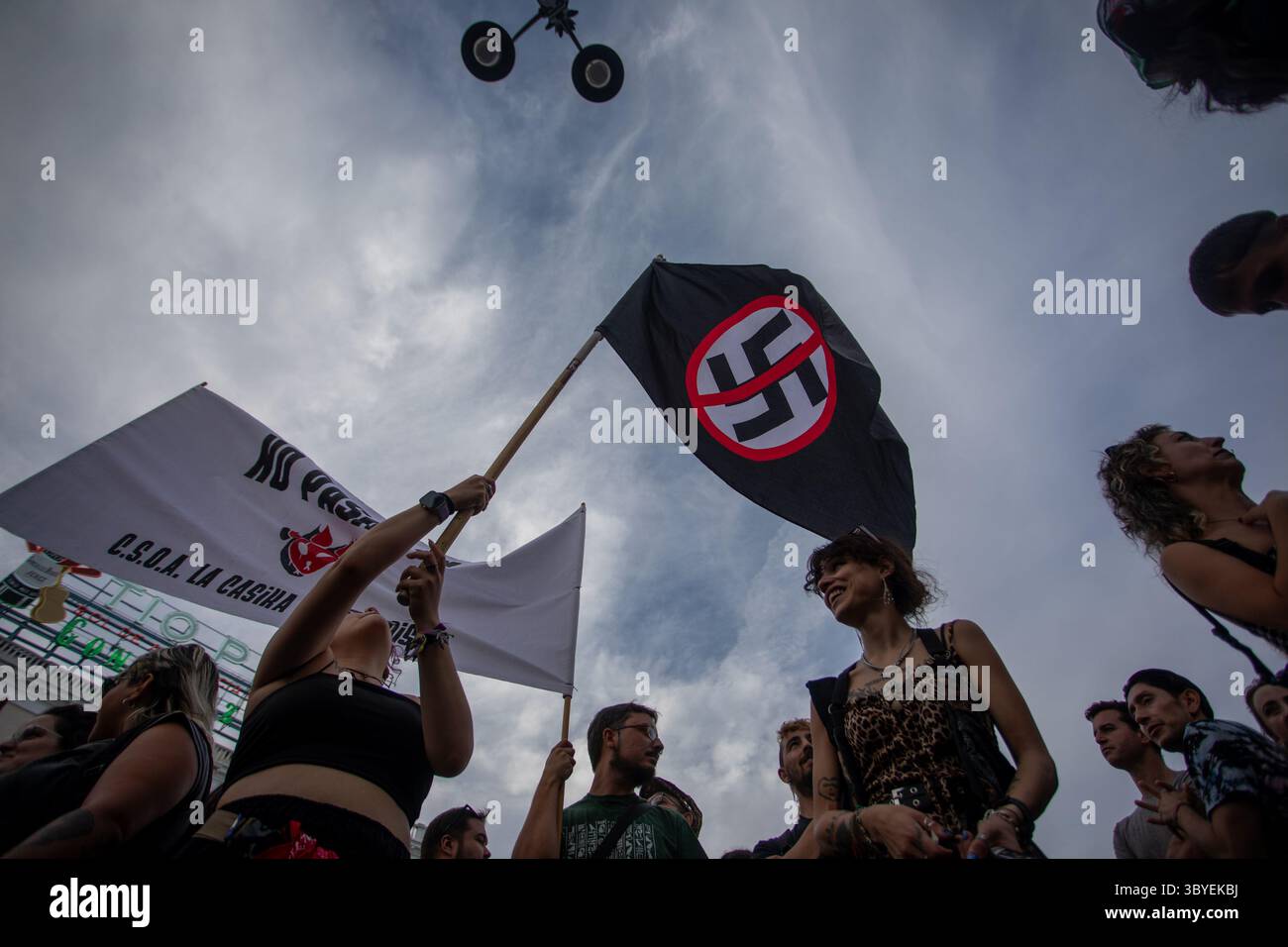 Madrid, Spanien. Juli 2025. Demonstration gegen Fremdenfeindlichkeit in Madrid. Mehrere antirassistische Organisationen organisierten die Kundgebung unter dem Motto „gegen rassistischen Terrorismus, antirassistische Gemeinschaft“, um ihre Ablehnung der anhaltenden Verfolgung von Migranten in der Gemeinde Murcia in Torre Pacheco zu demonstrieren. Quelle: D. Canales Carvajal/Alamy Live News Stockfoto